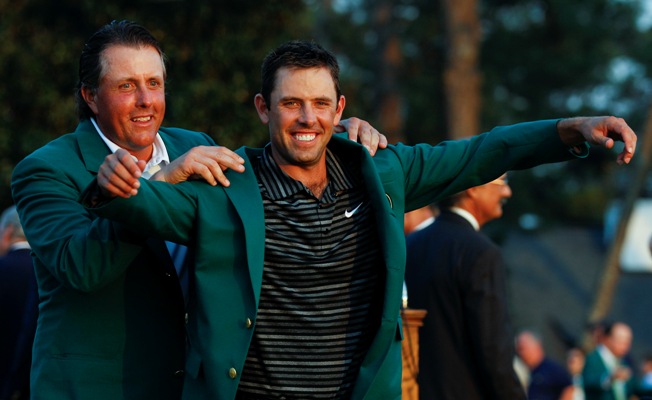 Tradiční zelené sako pro vítěze předal Schwartzelovi loňský šampion Mickelson.