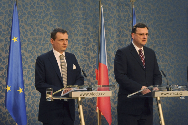 Podle ministra Petra Nečase řídil ministerstvo vnitra Radek John (vlevo).