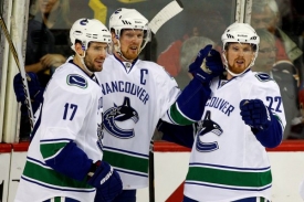Hlavní ofenzivní síla Vancouveru. Ryan Kesler (vlevo) a bratři Henrik a Daniel Sedinové.