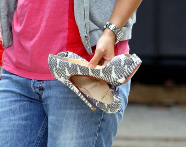 "Louboutinky" v rukou zpěvačky Lily Allenové.