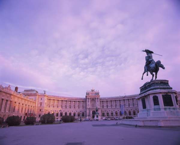 Podle vídeňského ústavu pro výzkum hospodářství WIFO budou za prací do Rakouska odcházet hlavně vzdělaní lidé (na ilustračním snímku palác Hofburg ve Vídni).