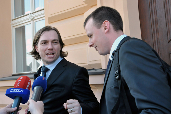 Michal Babák (vlevo) prý může doložit zdroj peněz, kterými sponzoroval Věci veřejné.