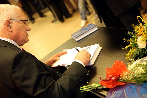 Václav Klaus podepisuje svoji novou knihu. Václav Klaus podepisuje svoji novou knihu.