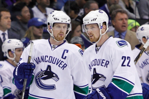 Henrik (vlevo) a Daniel Sedinové, králové produktivity NHL posledních dvou sezon.