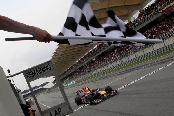Sebastian Vettel projíždí vítězně cílem Velké ceny Malajsie. Sebastian Vettel projíždí vítězně cílem Velké ceny Malajsie.