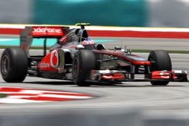 Red Bullům zatím stačí jenom mclareny, na snímku Jenson Button.