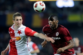 Josef Kaufman (vlevo) ze Slavie a střelec obou gólů Sparty Léonard Kweuke.