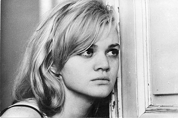 Hana Brejchová ve filmu Lásky jedné plavovlásky. Hana Brejchová ve filmu Lásky jedné plavovlásky.