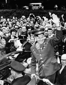 Gagarin si svou srdečností získával světovou veřejnost. Na snímku v Londýně.
