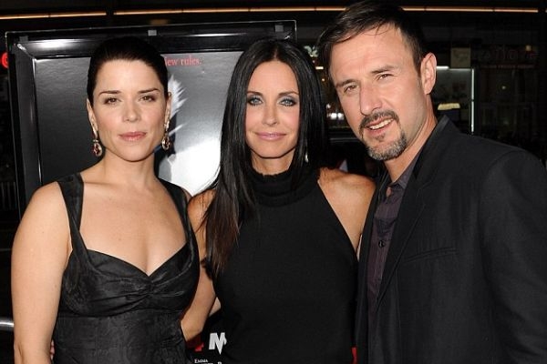Zleva Neve Campbellová, Courtney Coxová a David Arquette.