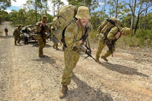 Tvrdému výcviku australských vojáků se nevyhnou ani ženy. Tvrdému výcviku australských vojáků se nevyhnou ani ženy.