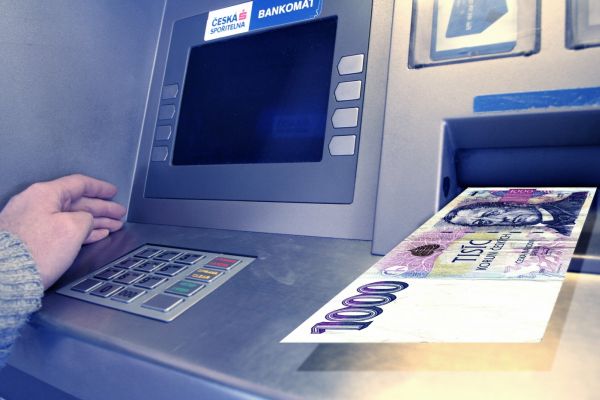 Porouchaný bankomat na kolemjdoucího vychrlil čtyřicet tisíc korun (ilustrační foto). Porouchaný bankomat na kolemjdoucího vychrlil čtyřicet tisíc korun (ilustrační foto).