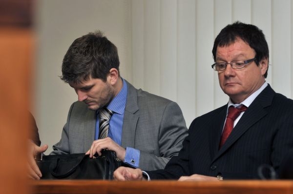 Před soudem stanuli bývalý starosta Brna-Žabovřesk Aleš Kvapil (vpravo) a někdejší tajemník městské části Brno-střed Radovan Novotný. Před soudem stanuli bývalý starosta Brna-Žabovřesk Aleš Kvapil (vpravo) a někdejší tajemník městské části Brno-střed Radovan Novotný.