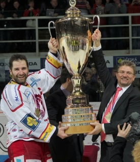 Kapitán Radek Bonk s pohárem pro mistra extraligy.