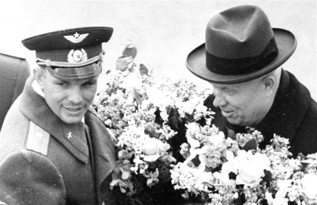 Jurij Gagarin a sovětský vládce Nikita Chruščov. Jurij Gagarin a sovětský vládce Nikita Chruščov.