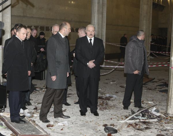Gennadij Gudkov zpochybňuje, že by teroristický útok měl posloužit prezidentu Alexandru Lukašenkovi, aby ještě více utáhl šrouby a na pozadí rostoucích domácích problémů semknul okolo sebe národ. Gennadij Gudkov zpochybňuje, že by teroristický útok měl posloužit prezidentu Alexandru Lukašenkovi, aby ještě více utáhl šrouby a na pozadí rostoucích domácích problémů semknul okolo sebe národ.