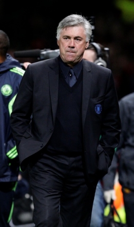 Zklamaný Carlo Ancelotti opouští trávník na Old Trafford.