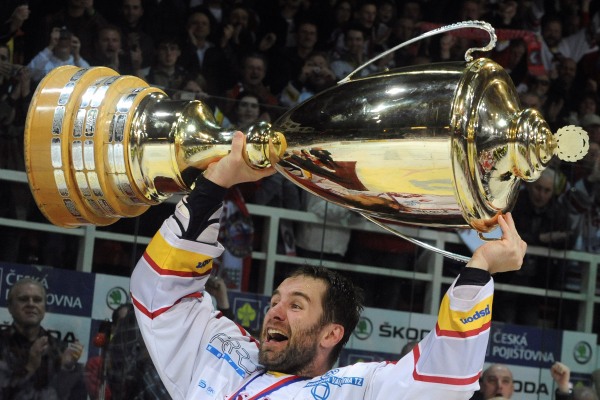 Kapitán Radek Bonk s pohárem pro mistra extraligy. Kapitán Radek Bonk s pohárem pro mistra extraligy.