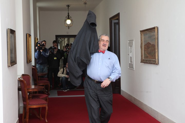 Ministr Karel Schwarzenberg a jeho rozcvička na vládě.