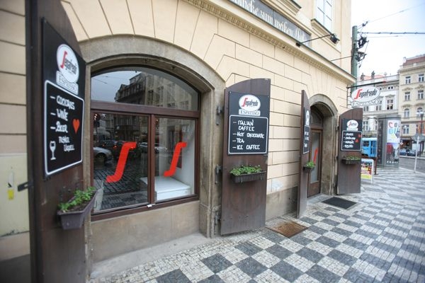 V této kavárně v centru Prahy proběhla tajná schůzka.