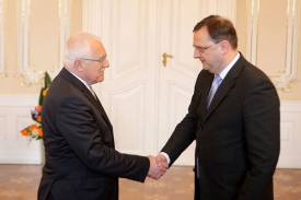 Václav Klaus vítá premiéra Petra Nečase na Pražském hradě.