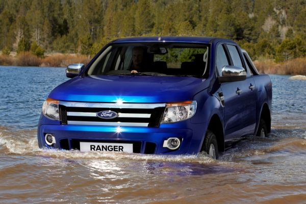 Přebrodit přes řeku, to není pro nový Ford Ranger problém.