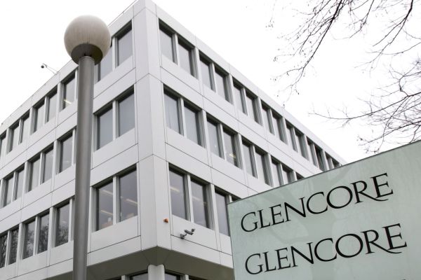 Společníci Glencore se přes noc stanou multimilionáři. Společníci Glencore se přes noc stanou multimilionáři.