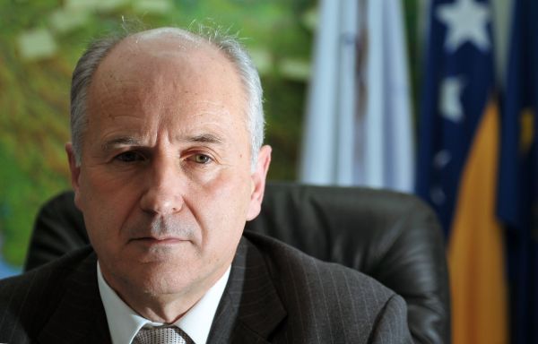 Vysoký představitel mezinárodního společenství a zvláštní zmocněnec Evropské unie pro Bosnu Valentin Inzko má pravomoc konání referenda zakázat, otázkou ale je, zda k prosazení zákazu má skutečné prostředky. Vysoký představitel mezinárodního společenství a zvláštní zmocněnec Evropské unie pro Bosnu Valentin Inzko má pravomoc konání referenda zakázat, otázkou ale je, zda k prosazení zákazu má skutečné prostředky.