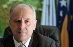 Vysoký představitel mezinárodního společenství a zvláštní zmocněnec Evropské unie pro Bosnu Valentin Inzko má pravomoc konání referenda zakázat, otázkou ale je, zda k prosazení zákazu má skutečné prostředky. Vysoký představitel mezinárodního společenství a zvláštní zmocněnec Evropské unie pro Bosnu Valentin Inzko má pravomoc konání referenda zakázat, otázkou ale je, zda k prosazení zákazu má skutečné prostředky.