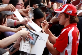 Fernando Alonso se na okruhu v Šanghaji podepisuje fanouškům.