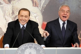 Mnozí Berlusconimu přisuzují snahu kandidovat na prezidenta, ale on tvrdí, že by na tomto postu rád viděl svého věrného pobočníka Gianniho Lettu (vpravo), který by nahradil dosluhujícího Giorgia Napolitana.