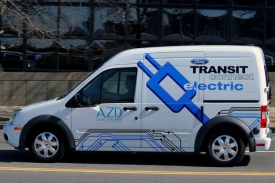 Ač předpovědi prodejů elektromobilů nejsou nijak příznivé, automobilky je začínají prodávat. Jako Ford svůj elektrický Transit Connect.