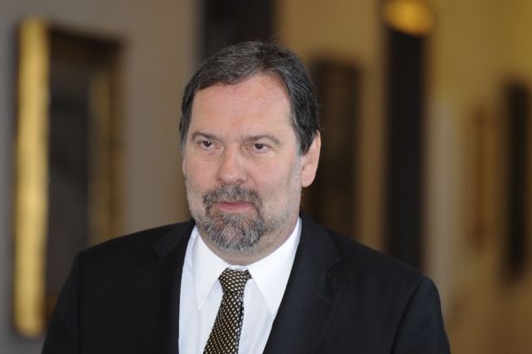 Radek John zatím na ministerstvu vnitra zůstává. Otázka je, jak dlouho. Radek John zatím na ministerstvu vnitra zůstává. Otázka je, jak dlouho.