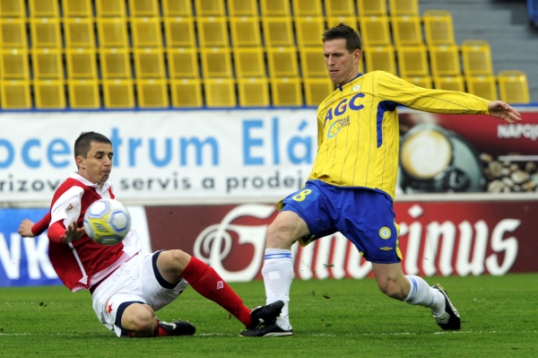 Štěpán Vachoušek (vpravo) neproměnil první teplickou penaltu.