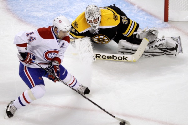 Tomáš Plekanec z Montrealu před bostonským gólmanem Timem Thomasem. Tomáš Plekanec z Montrealu před bostonským gólmanem Timem Thomasem.
