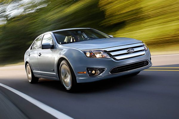 Ford Fusion Hybrid. S elektromotorem spolupracuje 2,5litrový agregát o výkonu 155 koní.