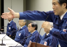 Vedení TEPCO slibuje obyvatelům pomoc.