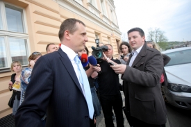 Vít Bárta spolu s kolegy z poslaneckého klubu VV jednají o vládní krizi.