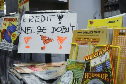Operátoři přerušili možnost dobíjení kreditů přes terminály Sazky, loterijní kolos jim dluží na výběrech 600 milionů.
