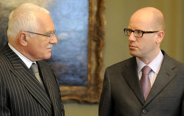 Sobotka Klausovi oznámil, že ČSSD chce hlasování o důvěře vlády.