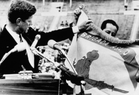 Kennedy od kubánských exulatů přebírá bojový prapor. Od invaze se pak distancoval.