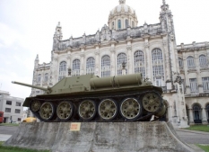 Invazi pomohly odrazit tanky sovětské výroby. Tento byl za odměnu vystaven na soklu v Havaně.
