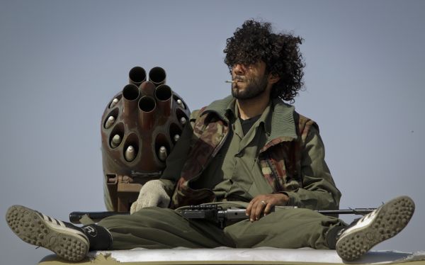 Libyjský rebel kouří u raketometu.