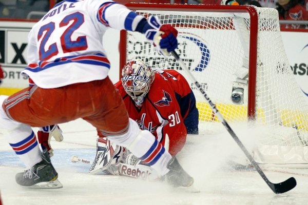 Michal Neuvirth vychytal první čisté konto v play-off NHL. Michal Neuvirth vychytal první čisté konto v play-off NHL.