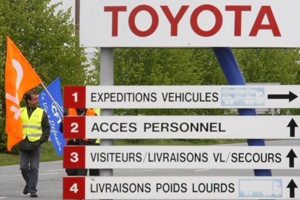Automobilka Toyota posala po moři asi 300 aut. Poprvé od zemětřesení. Automobilka Toyota posala po moři asi 300 aut. Poprvé od zemětřesení.