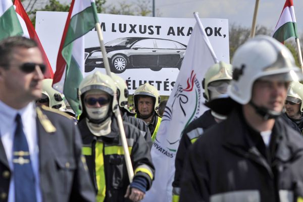 Maďarští hasiči protestují proti vládě. Maďarští hasiči protestují proti vládě.