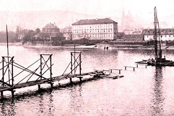 Unikátní záběr na stavbu dnešního Mánesova mostu, jaro 1911.