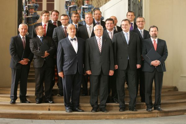 Vládní krize v lidech vyvolává stud a zklamání.