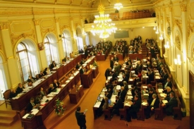Bývalí členové poslaneckého klubu Věcí veřejných se z předních řad ve sněmovně zřejmě přesunou dozadu ke zdi.