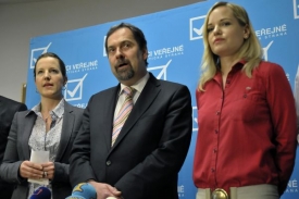 Karolína Peake, Radek John a Kateřina Klasnová.